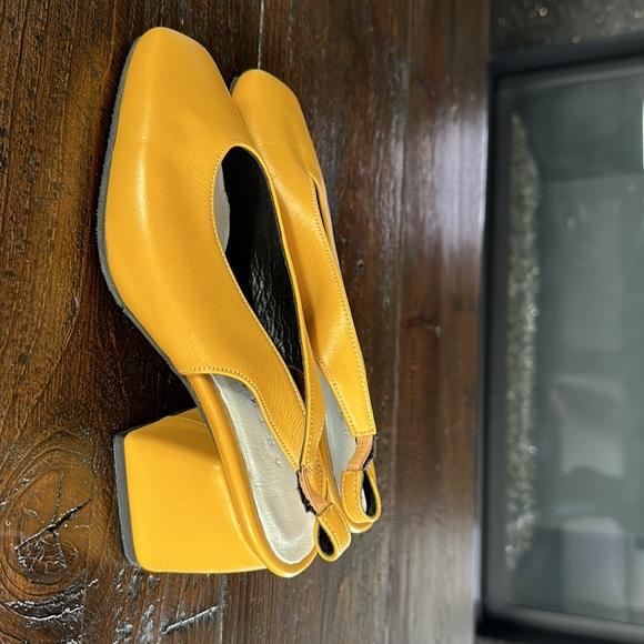 Artman yellow heels - Picture 2 of 3